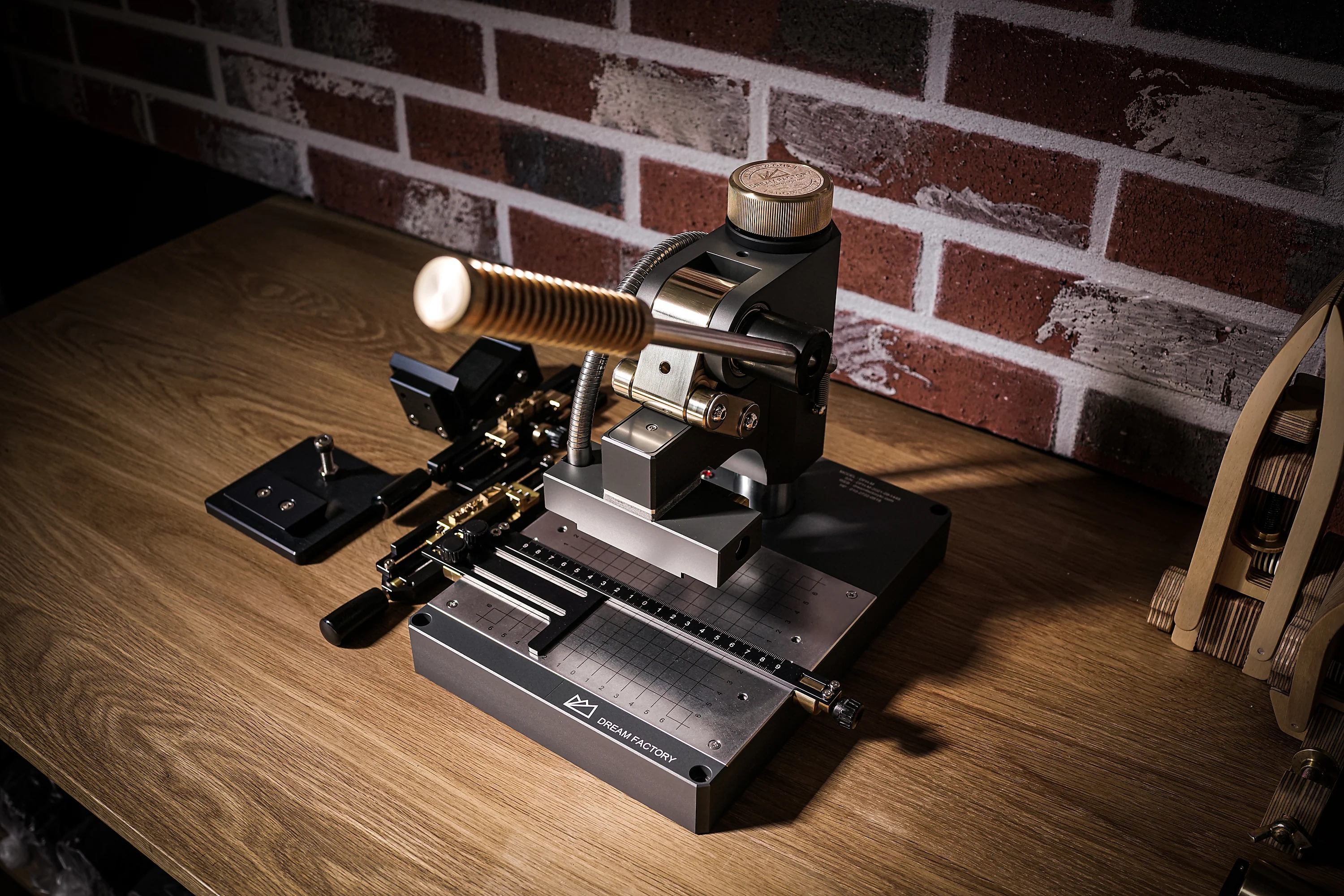 Máquina de hot stamping sobre la mesa de trabajo